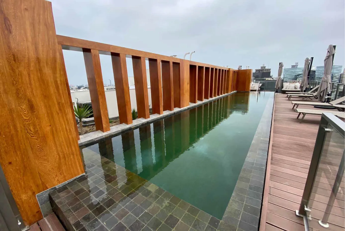 Piscina en Smart Rent Perú · Juan de Arona