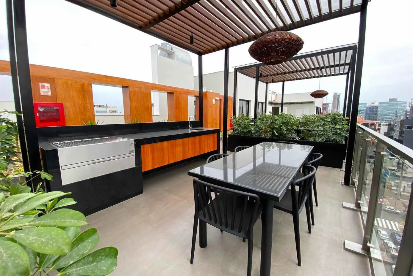 Zona de parrilla en Smart Rent Perú · Juan de Arona
